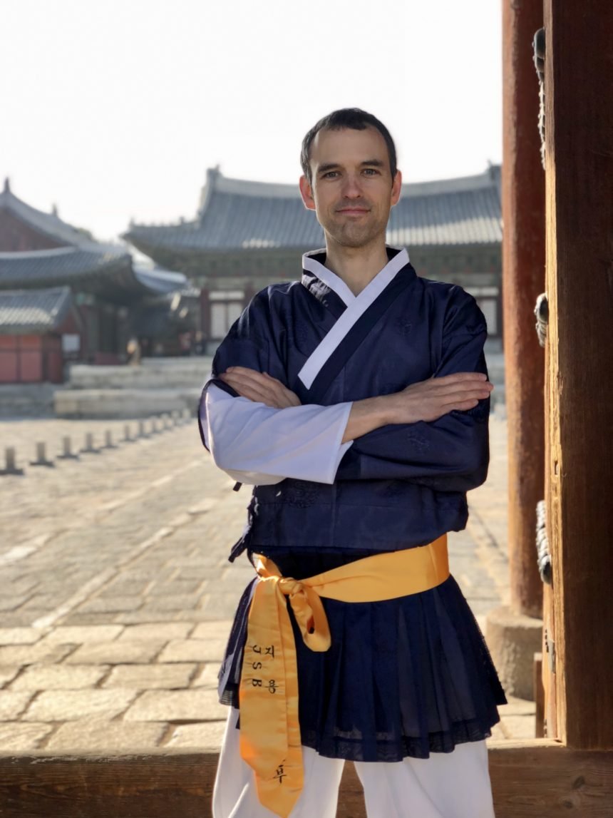 Seba wearing a Taekkyon instructor cheollik